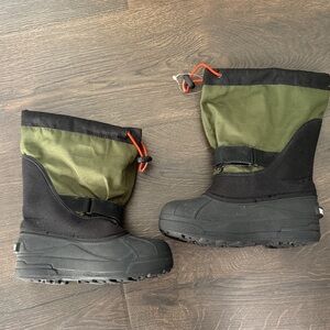 Columbia Black and Green Kids waterproof Snow Winter Boots size 4